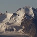 Blick nach Süd-Ost: Die Mischabelgruppe mit Nadelgrat und Dom in der Morgensonne