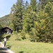 vor dem Naturfreundehaus geht es rechts hinauf