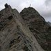 Blick zum Nordgipfel von der gleichen Stelle. Hier geht es ohne Seil nicht weiter.