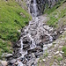 Ein schöner Wasserfall oberhalb des Wanderwegs.