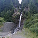 Bichler Wasserfall. Man folgt der Straße noch einige Minuten, dann geht der Wanderweg rechts ab.