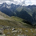 Diesen Hang unterhalb der Drei Seen sind wir abgestiegen, bis wir wieder auf den St. Leonharder Höhenweg trafen. Unten ist schon wieder die Schwarzenbergalpe zu sehen.