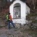 Una cappella sulla ripida mulattiera che da Bracchio sale a Vercio.