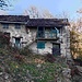 Arrivato alla deviazione per l’Alpe Basseno, prima di imboccarla ho proseguito per visitare il nucleo dell’Alpe Scellina Superiore, dove ho rivisto una baita che mi ha sempre attratto: ovviamente avrebbe bisogno di una bella sistemazione…