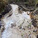 Blick zur Oberkante des grossen Wasserfalls: dort wo es dunkel wird