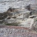 und hier wurde auch ausgeräumt - die Sandsteinplatte rechts hing nicht in der Luft, darunter führte eine schräge, bewaldete Böschung an den Bach