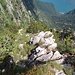 Steiler werdender Steig vom Gipfel zur Ostseite