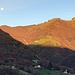La  Luna splende ancora sopra le pendici del Monte Generoso.