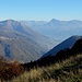 Sul Lago di Como indugia la foschia ma le montagne sono ben visibili.