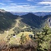 es schliesst sich der Gratgang an - mit Blick zu einer Zwischenstation talwärts; weiter drüben das Ziel der ersten Wanderung