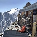 Rifugio Sella. Die (nicht tragende) Aussenwand ist ziemlich sanierungsbedürftig und der Boden etwas schief. Ansonsten ist das schmucke Biwak in reckt gutem Zustand.  