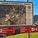 <b>Sul piazzale della Chiesa Parrocchiale di San Giuliano sono posizionati altri segnavia con fondo rosso per gli appassionati della mtb. </b>