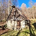 <b>La Masun presso la Chiesa di Sant'Anna di Gravedona ed Uniti.<br />Nella Valle Albano sono disseminate numerose “Masun”, le tipiche costruzioni rurali di origine celtica dalle falde dei tetti molto inclinate e ricoperte di paglia, che testimoniano la vocazione agricola della zona. La paglia qui è stata soppiantata dalla lamiera ondulata. Perlomeno l'edificio ha mantenuto una certa forma d’origine, tondeggiante al culmine e slanciata delle falde.</b><br />