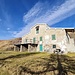 <b>In due ore e venti minuti dalla partenza arrivo al Rifugio Il Giovo (1706 m), nel territorio comunale di Garzeno. Si tratta di un edificio adibito a caserma della Finanza dal 1870 al 1976. Attualmente è chiuso, tuttavia posso apprezzarne la posizione e l’ampio spiazzo sul lato sud. È aperto da metà giugno a metà settembre, da metà settembre a fine ottobre solo il sabato e la domenica.</b>
