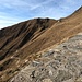 <b>Alla quota di 1860 m, quando mi resta il 5% della batteria, parcheggio la bici e continuo a piedi. In ulteriori venti minuti arrivo al Rifugio San Jorio (1980 m), attualmente chiuso, come quasi tutti i rifugi. </b>