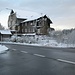 Diese Ruine des alten Hotels Hundseck verfällt seit vielen Jahren. Ein Teil des Gebäudes wurde vor einigen Jahren zwangsweise abgerissen, weil Teile auf die Straße zu stürzen drohten und sich die Besitzer nicht darum gekümmert haben. Seitdem gibt es einen zähen Rechtsstreit. Wenn man im Internet nach "Hotel Hundseck Ruine" googelt, findet man eine ausführliche Dokumentation der traurigen Geschichte dieses einst stolzen Hotels.