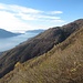 Salendo, uno sguardo sui boscosi versanti verso sud con la Pianura Padana sullo sfondo; in alto a destra si intravede il Centro Auxologico di Piancavallo.