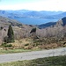 Dall’Alpe Colle abbiamo girato a destra per seguire lungamente la stradina asfaltata che porta ad una serie di paesini sopra il lago e, a mezzogiorno in punto, abbiamo trovato  un posto dove fermarci per mangiare all’esterno di una baita, con un bel panorama di fronte a noi.