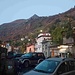 Sono da poco passate le 7.15 e, dopo aver parcheggiato verso la parte bassa del paese, stiamo seguendo brevemente la SS 34 lungo il Lago Maggiore per poi inoltrarci a destra, dopo il torrente (palina segnavia), per seguire la mulattiera che ci porterà nei boschi. Intanto là in alto, 1100 m più su, spunta già la nostra meta.