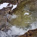 Wasserfall gequert, um ein Haar reingefallen...<br />Jetzt geht's die rechte Böschung hoch