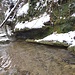 Sandsteinfels am rechten Ufer, mit schneebedeckten Simsen