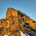 Auf dem Gipfelsattel angekommen, die letzten Sonnenstrahlen am Gipfel