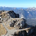 Viele Leute am Sonnenbaden. Am Beginn des Werner-Riezler-Steigs hängt das gleiche Warnschild wie am Fuss der Nordwand.