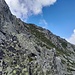 ambiente a N del Terre Fredde. Bisogna giungere allo scivolo erboso e risalirlo per 40/50 metri