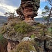 Weiter vorn dann springt man (ausgerechnet) an der schmalsten Stelle über einen Spalt (keinesfalls bei Nässe!) hinüber zum vordersten Teil des Hochsteinmassivs. Das Band setzt sich hier in der Südseite als breites Sims fort.