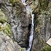 ... in die eindrückliche, enge Schlucht ...