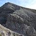 Blick von oberhalb der Scharte auf den abgestiegenen Bröselhang. Kaum zu glauben, dass man da durchkommt.