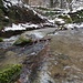 links vorstehende Sandsteinplatten, unterspült