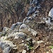 Die Felskerbe von oben gesehen. Darunter befindet sich der Querweg auf ca. 900 m.