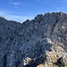 Durch den markanten Spalt führt eine Leiter auf den Grat.
