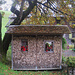 Anwesen bei Pfingstatt. <br />Hübsch dekorierte Fenster im Holzstadl