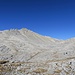 Kurz vor der Bank, die weiten Geröllfelder, links der unbenannte Punkt 2701 m