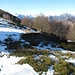 Arrivati alla sella che divide il Pizzo Pernice da Pian Cavallone, per la quale si scende all’Alpe Curgei, troviamo la neve sui versanti esposti a nord (qui ha nevicato lo scorso week end) ma, visto che è presto, decidiamo si salire verso destra (per Pian Cavallone). 