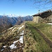 Il Bivacco Pian Cavallone, molto rustico e piuttosto inospitale, ma situato in una posizione panoramica eccezionale. Alle nostre spalle si trovano i resti di un edificio che reca ben visibili in due imposte metalliche i fori di alcuni proiettili, segni inequivocabili del rastrellamento del ’44.