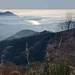 Salendo, i panorami si aprono e il Lago Maggiore si vede un po’ meglio, mentre sulla lontana pianura stagna ancora la nebbia.