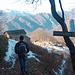 E dopo un’ultima breve discesa che attraversa un magnifico bosco di faggi, eccoci in arrivo al Bivacco del Gufo all’Alpe Curgei alle 11.40.