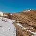 Foto che raggruppa gli elementi di Pian Cavallone: a sinistra la cappella che divide in lontananza il Pizzo Marona dal Monte Zeda, in alto a destra il Monte Todano che reca in cima una croce dedicata ai donatori di sangue AVIS e, in basso a destra, il Rifugio CAI Verbania (oggi chiuso).