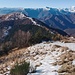 Di ritorno verso l’Alpe Curgei (evidenziata dalla freccia gialla) dove si trova il bivacco presso il quale faremo la nostra sosta pranzo. Anche da qui la vista è spettacolare sulle montagne che si vedono: dal vicino Pizzo Pernice, alle montagne che partono dal Monte Faiè e vanno verso Cima Corte Lorenzo e a quelle più vicine che iniziano dalla Casa dell’Alpino e vanno verso Cima Sasso; a chiudere, il Monte Rosa.