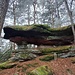 Hier wendet er sich leicht Richtung Westen. Und auch auf diesem Rücken steht eine ganze Kette von Felsen, diesmal allerdings keine lang gezogenen Grate, sondern einzelne Brocken mittlerer Größe und einige kleinere Türme. 