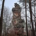 Der eindrucksvolle, frei im Wald stehende Napi, ein 23 Meter hoher Turm, bietet einige heftige Routen von IV+ bis VII+.