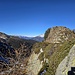 Vista dalla bocchetta di Scench a 1920mt.
La sella si trova sul Fil de Redenett che si vede a destra nella foto, che separa la Val d'Albionasca da quella di Rescignaga (laterale della Roggiasca)