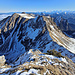 Ankunft auf dem Ochse: Aussicht über den Gemsgrat nach E zu Gemsflue, Bürgle und Gantrisch, rechts dahinter das Stockhorn und der Niesengrat, darüber am Horizont von rechts die Berner und Zentralschweizer Alpen, die östlichen und nördlichen Berner Voralpen und die Entlebucher Berge