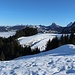 In den Nordflanken liegt genug Schnee für Schneeschuhe.