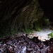 und lande direkt vor einer kleinen Höhle.