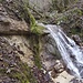 der untere Wasserfall, bei 548 m, man sieht den Sandstein an der Oberkante, der über den Mergel hinaus ragt