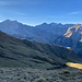 Unterwegs zwischen Tälihöhi und Alp Gritsch - Die nächste Etappe führt durch die Westflanke von Silberhorn und Augstenberg. Der Weg ist links im Schatten zu erahnen. Hinten ist nun auch der Naafkopf auszumachen (links).
